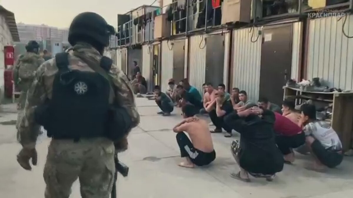 Фото: скриншот видео. Рейд по мигрантским гетто на стройках Москвы