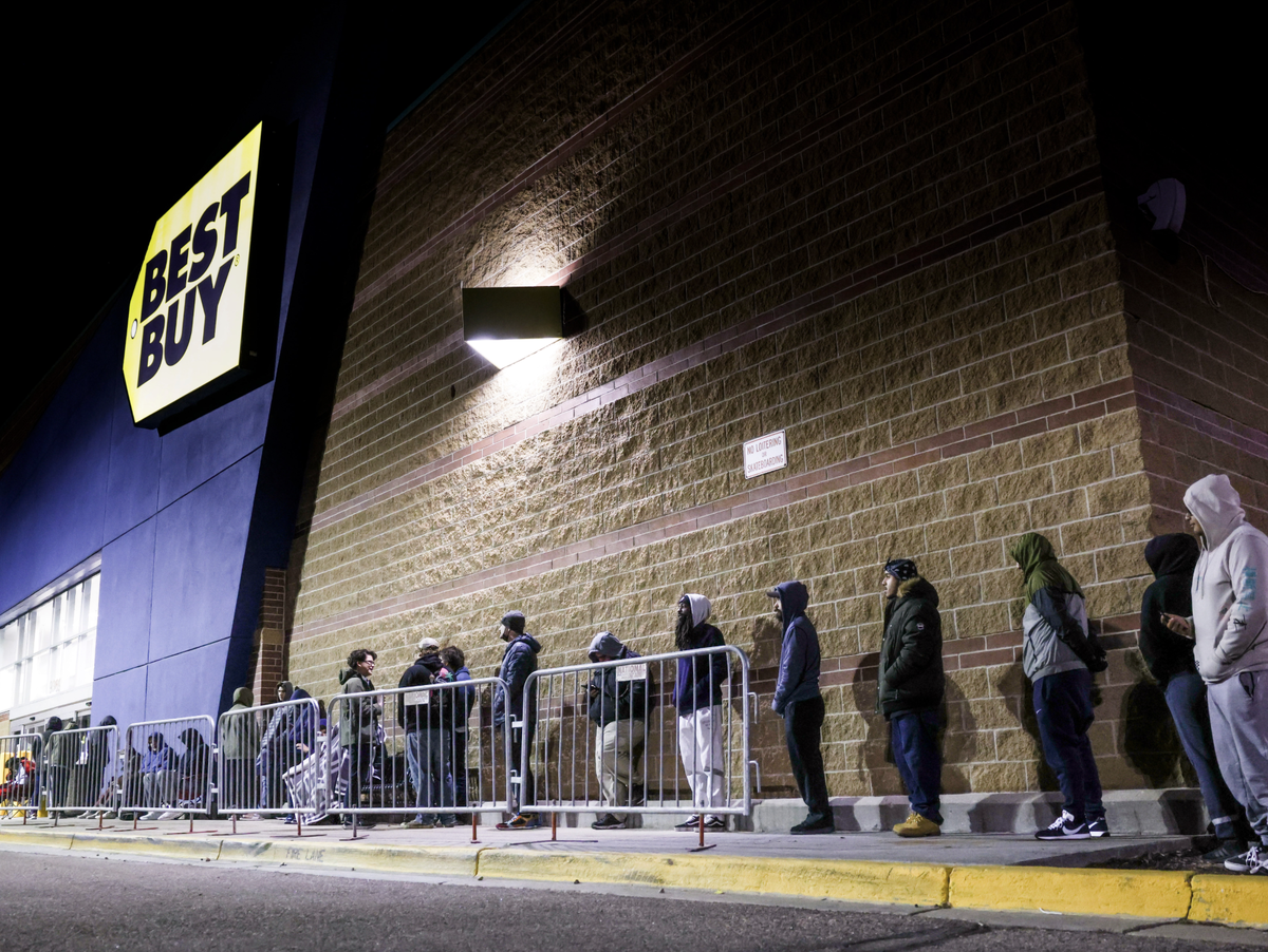 *Как могло бы быть, если бы продажи не были онлайн*