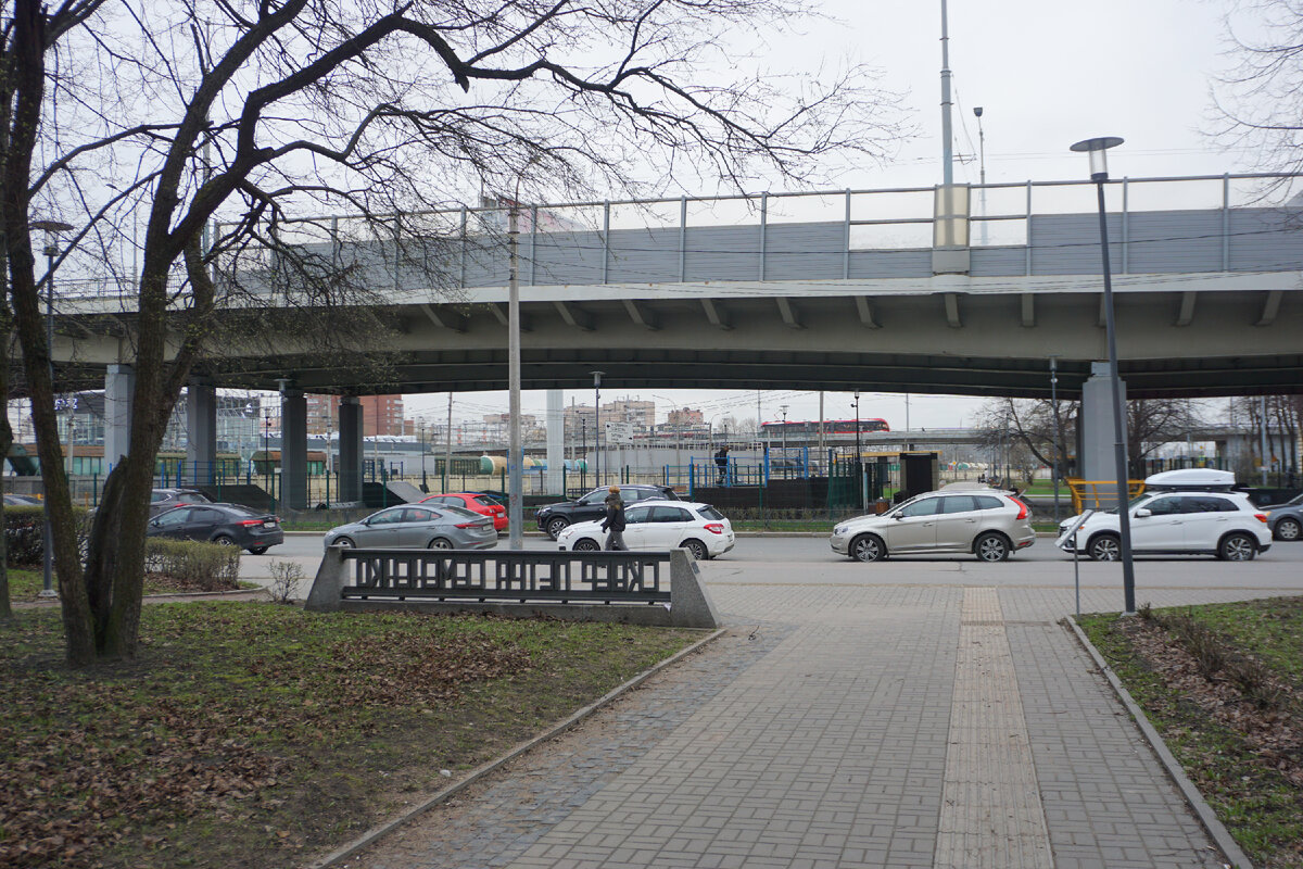 Вид на виадук и дорогу со стороны сквера Петра Семененко