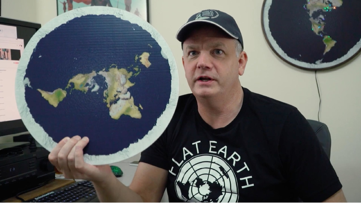 Кадр из фильма "За изгибом", где втолковывается, как Земля похожа на тарелочку... Источник: ru.kinorium.com