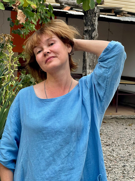 А ведь симпатичная женщина, и выглядит для своих лет хорошо. Ее красоту не смогли перечеркнуть ни жизнь в деревенских условиях, ни роды, ни своеобразный муж, ни страхи от просмотра спрятанного телевизора. 
