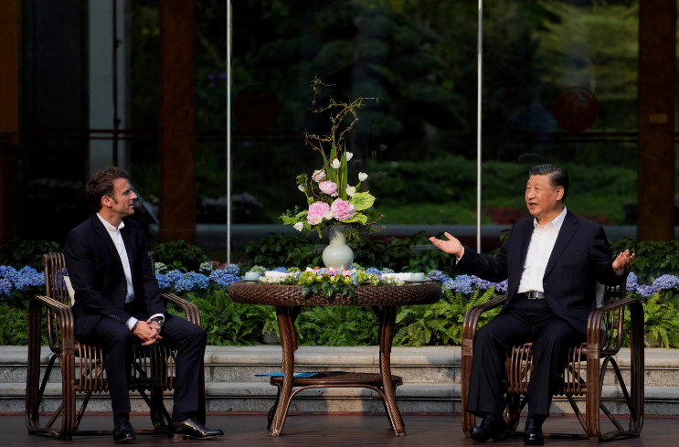 Большой Си дает Эммику уроки политической грамотности (фото с сайта imghub.ru)