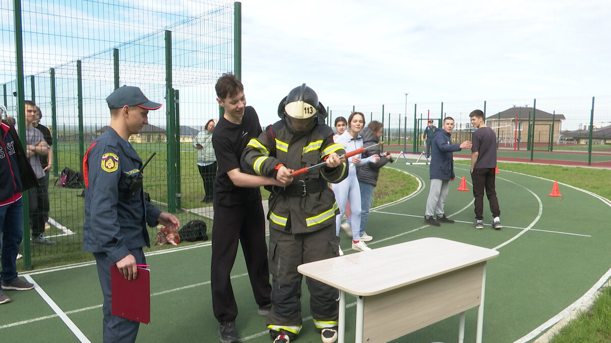 В Высокогорском районе впервые прошли соревнования по пожарному многоборью среди школьников.