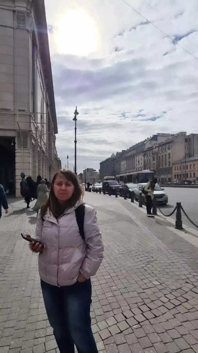 Одна из первых фотографий в Петербурге. Стою и не верю... Я? Здесь? Серьёзно?