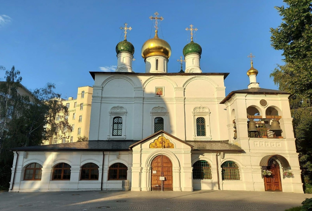 Ставропигиальный монастырь что это значит. Сретенский ставропигиальный мужской монастырь. Сретенский монастырь на Лубянке. Сретенский мужской монастырь в Москве.