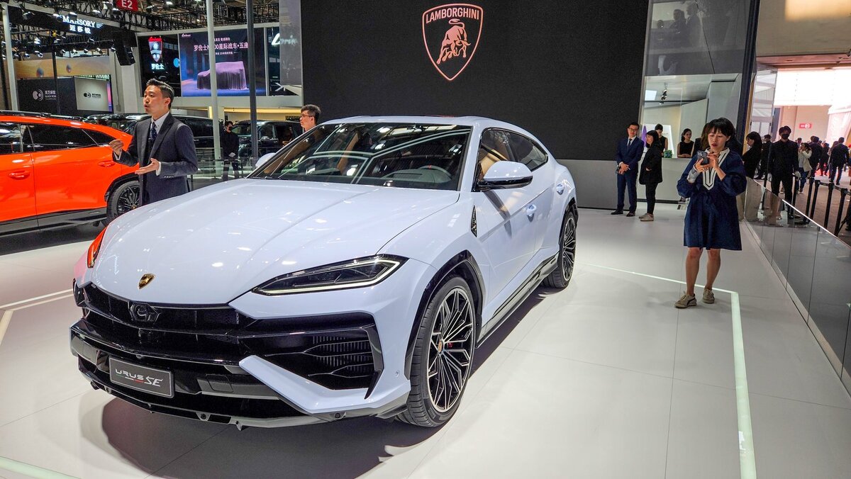 Бык с розеткой: Lamborghini показала гибридный Urus | Авто Mail.ru | Дзен