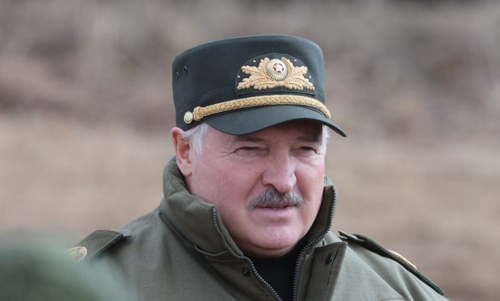   Александр Лукашенко обещал, что в случае нападения Белоруссия ответит "мгновенно, всем, что у нее есть".
