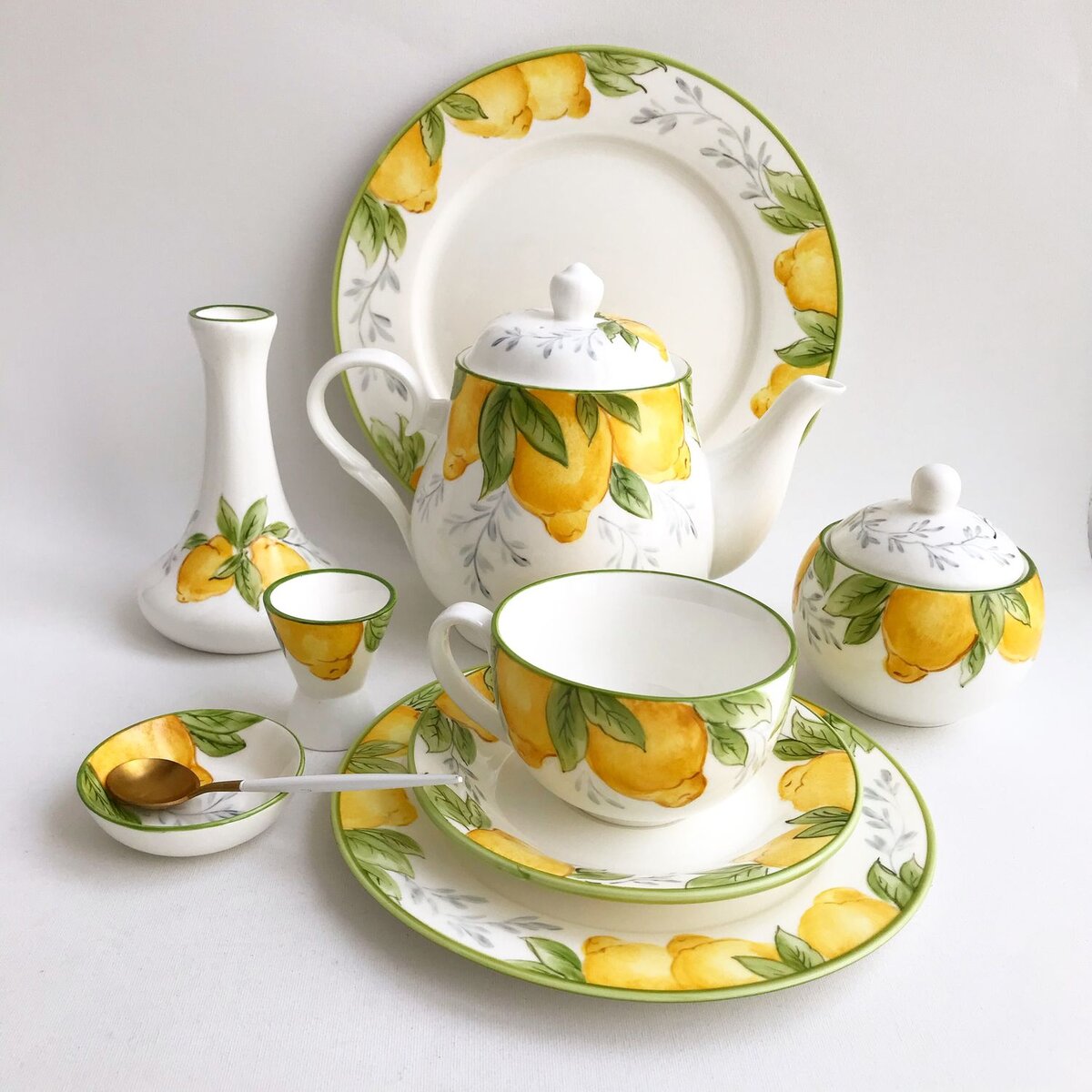 Чайный сервиз "Лимонный". На фото: чайная пара и десертная тарелка, заварочный чайник, сахарница, подставка для яйца, декоративная ваза