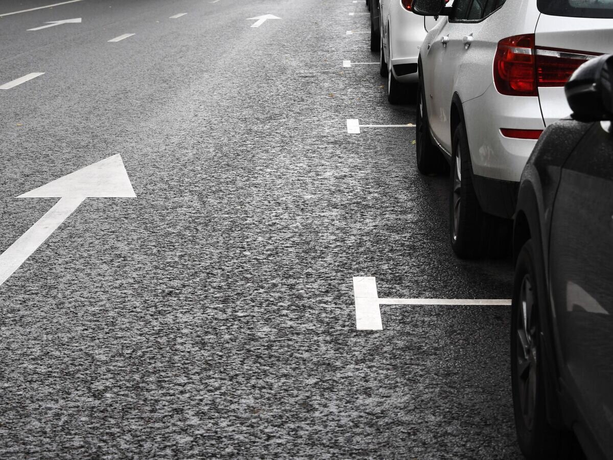    Автомобили на парковке в Москве© РИА Новости / Илья Питалев