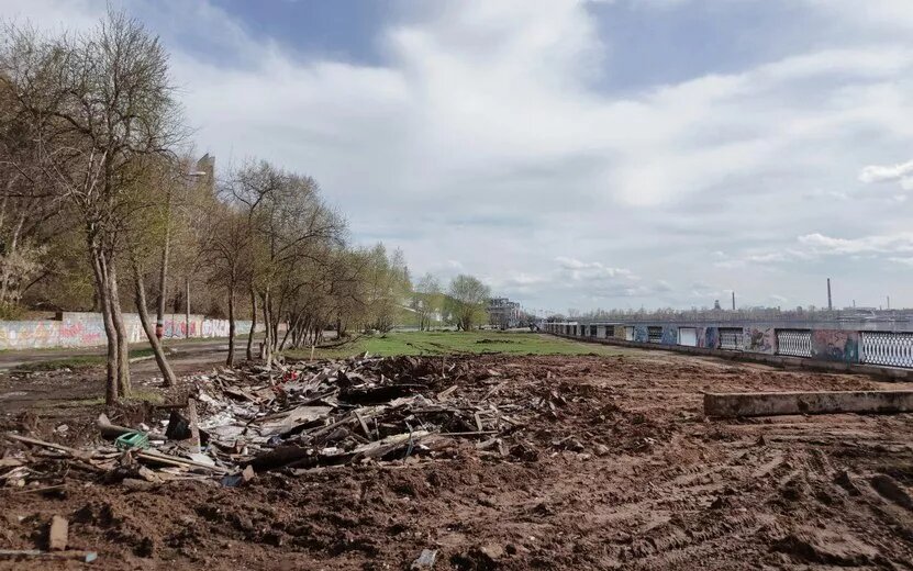    Фотофакт: остатки кафе «Кораблик» снесли на набережной Ижевска