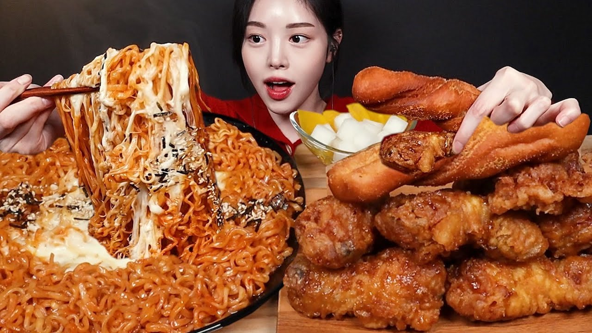 МУКБАНГ 먹방: ЗАЧЕМ КОРЕЙЦЫ ЕДЯТ НА КАМЕРУ? | Foodkor Рецепты корейской кухни  | Дзен