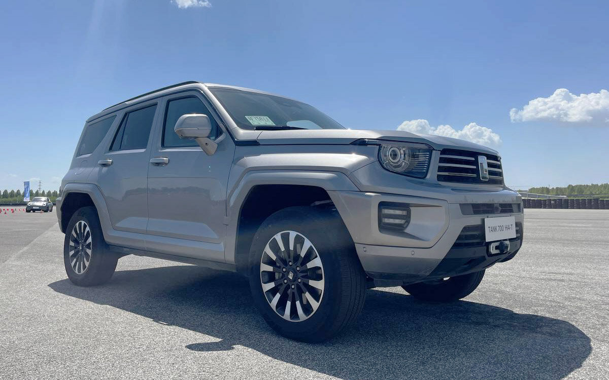 Алина Распопова / Autonews.ru📷Tank 700 Hi4-T оснащен трехлитровым V6 с двойным турбонаддувом (360 л.с.), гибридной системой и девятидиапазонным «автоматом». Суммарная мощность достигает 517 л.с.