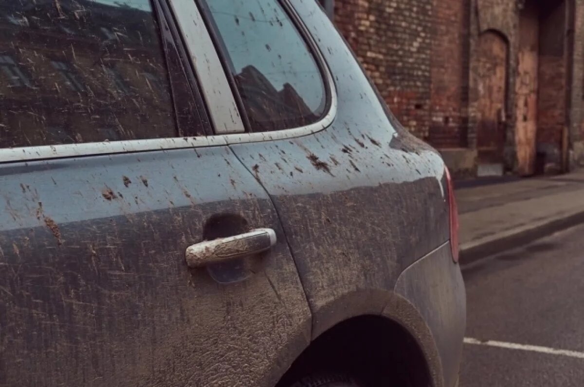    В Липецке на машинах после дождя появился странный налёт