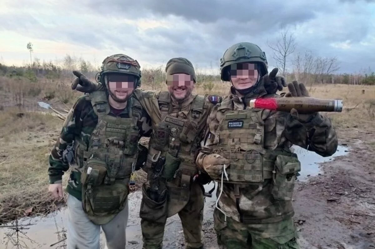    Уже год житель Туймазов (крайний справа) управляет беспилотникам в зоне СВО.