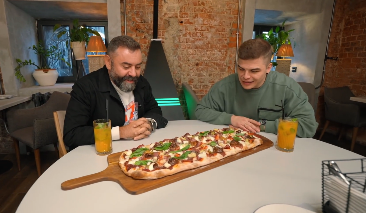 В самом первом выпуске первого сезона шоу «Оно того стоит» мы с Таней и русским ниндзя Микелянджело на механической коробке передач отправились на поиски пиццы.