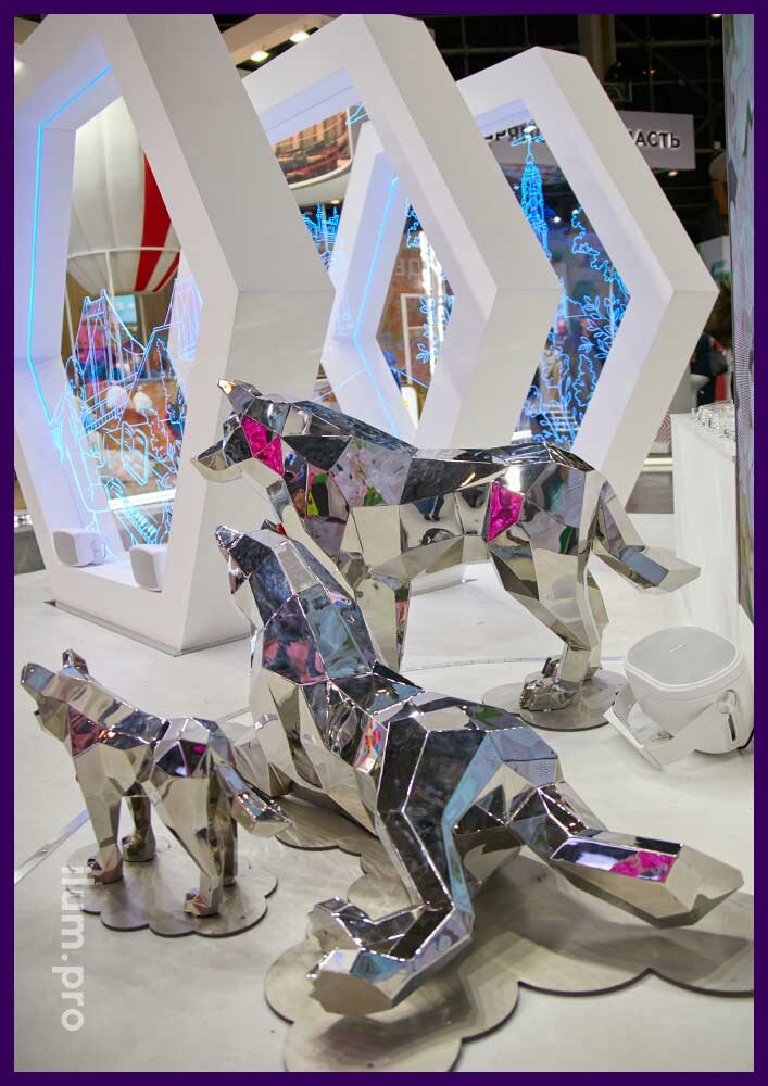 Полигональные скульптуры из зеркальной нержавейки в форме семьи волков разных размеров