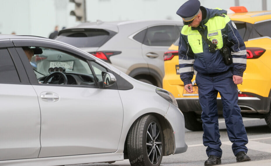    Сотрудники не только следят за действиями водителей, но и фиксируют состояние дорог. Belkin Aleksey/news.ru/Global Look Press