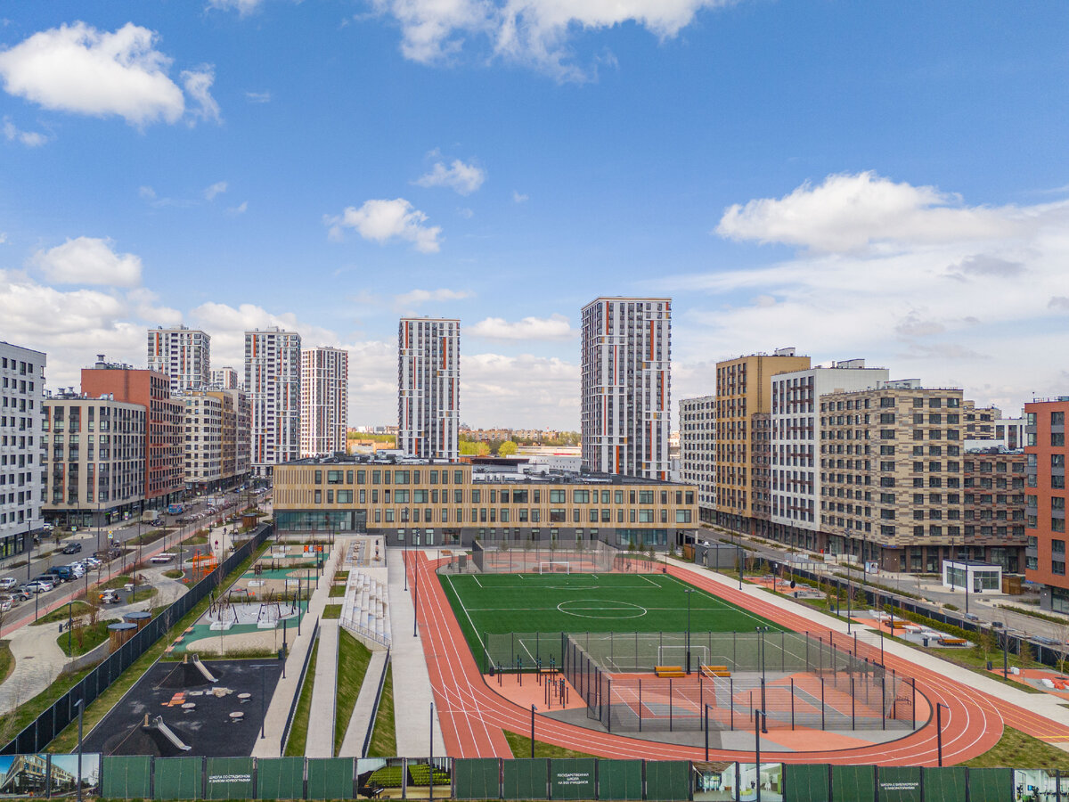 Жилой квартал LIFE Варшавская. Вид на школу на 900 учеников со спортивным стадионом.