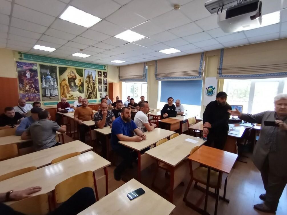    Собрание в школе.