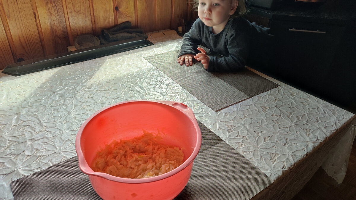 Готовая масса. Внучка наблюдает за процессом