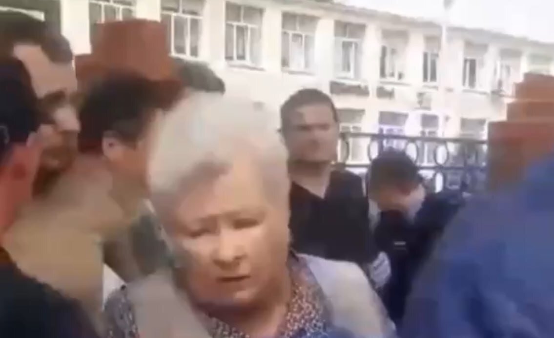 Учительницы после конфликта попросила записать её обращение и выставить в Сеть.             Фото: Скриншот видео.