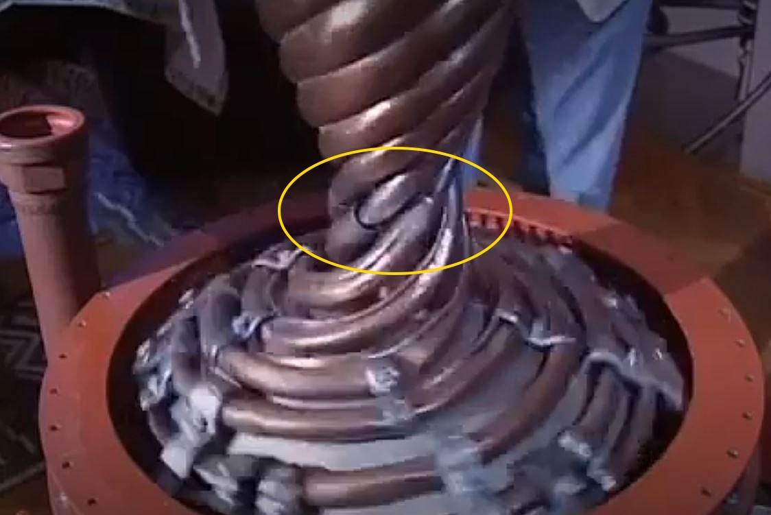 Фото №1. Кадр из фильма.Трубы порваны.