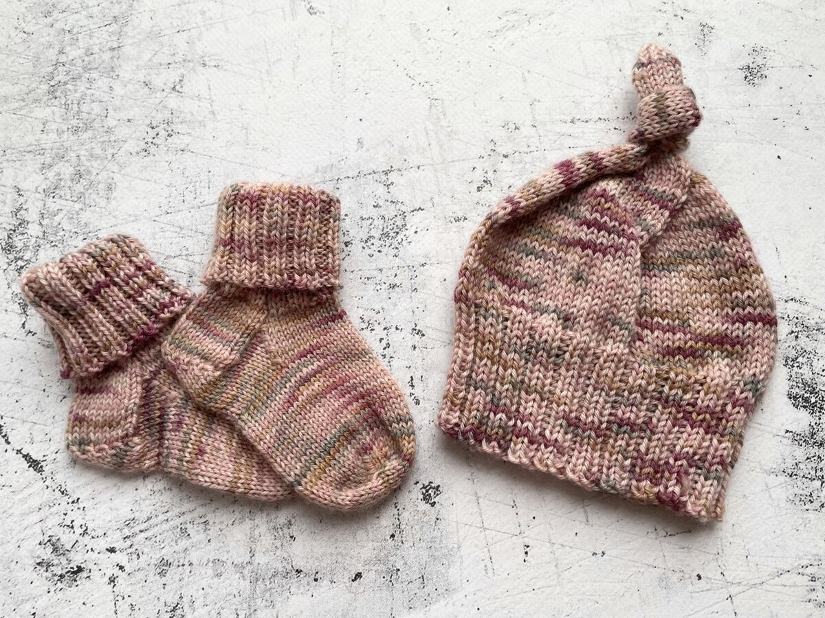 набор для новорожденного: шапочка и носочки