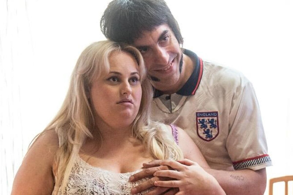     «Удалила клеветнические утверждения»: Саша Барон Коэн добился редактирования мемуаров Ребел Уилсон после скандала