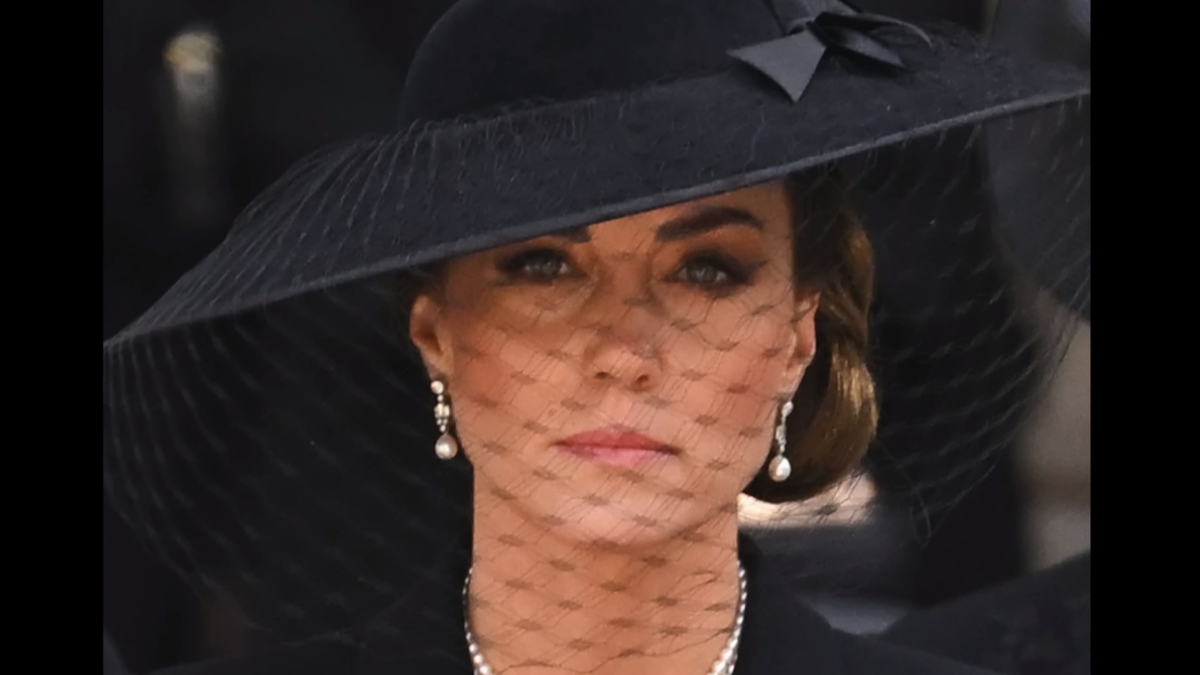 Скриншот из видео YouTube-канала blushsupreme 