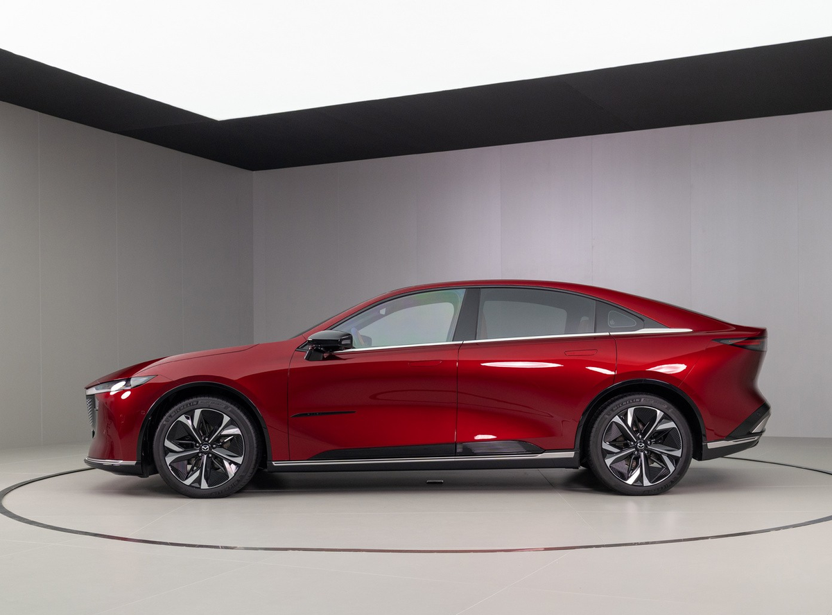 Новый лифтбек Mazda EZ-6 