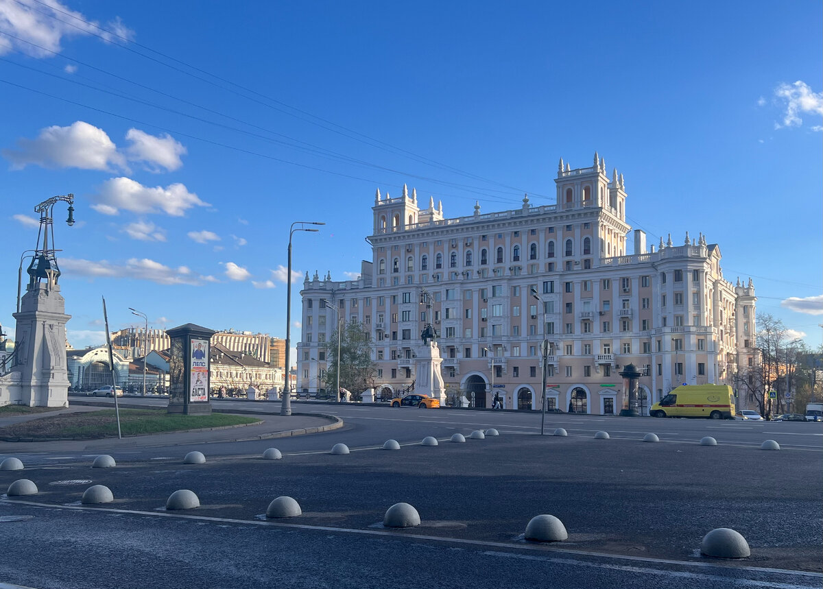 Дом номер один напротив. Фото моё. Апрель 2024 года