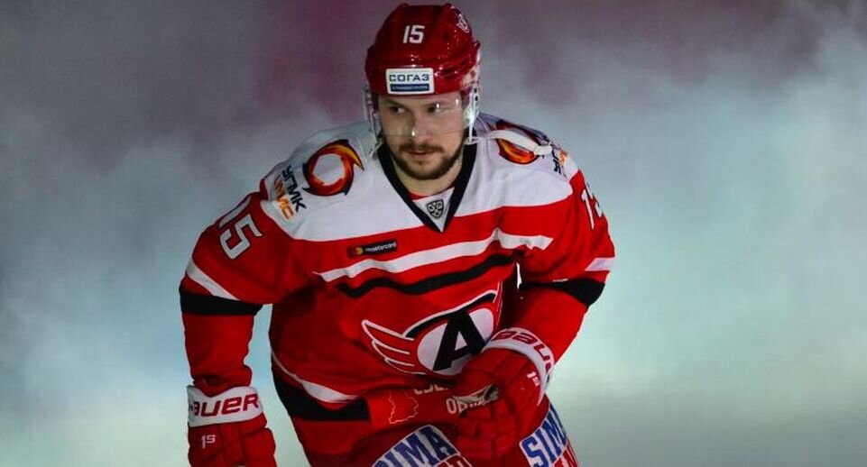    Анатолий Голышев — нападающий екатеринбургского «Автомобилиста» / РИА «Новости»