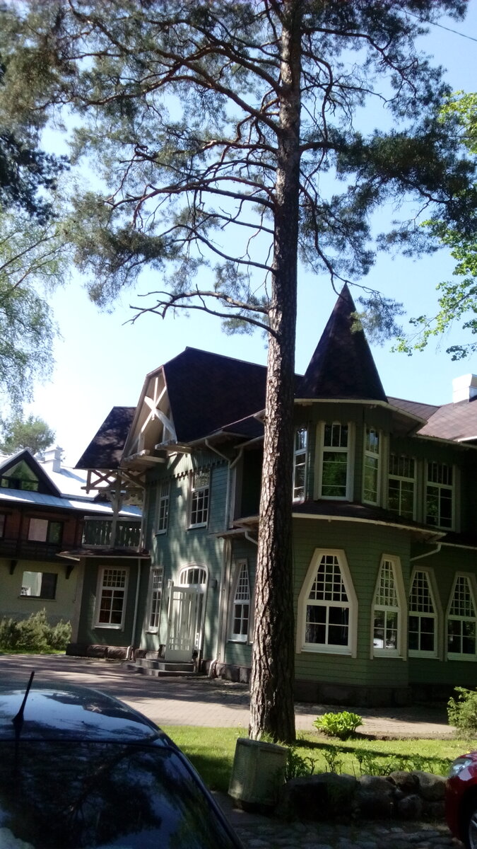 Этой даче повезло, у неё есть богатый и заботливый хозяин Листайте вправо