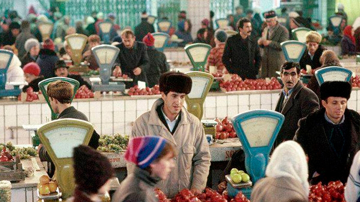 Продуктовый рынок из СССР и 90-х. Неповторимый запах всего подрят. Задорный  шум и веселые продавцы. А потом 