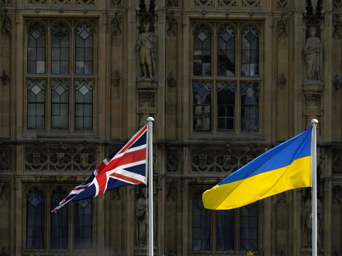    Флаги Британии и Украины© AP Photo / Frank Augstein