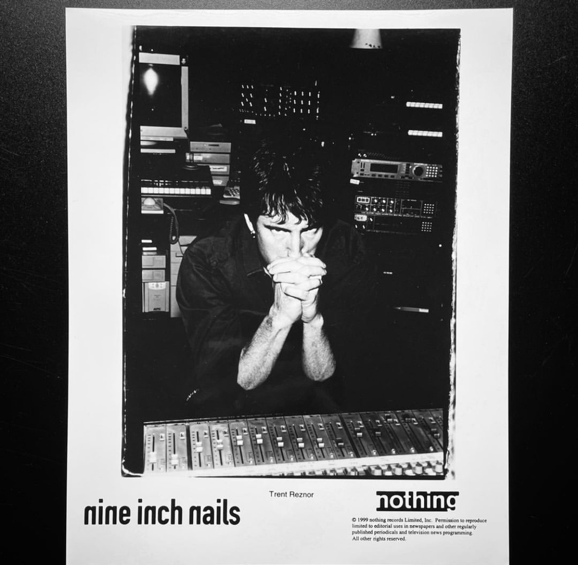 Фронтмен в роли серьезного мужчины в студии.