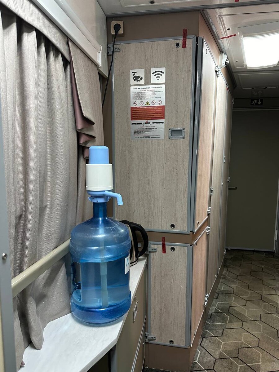 Кулер с водой имеется