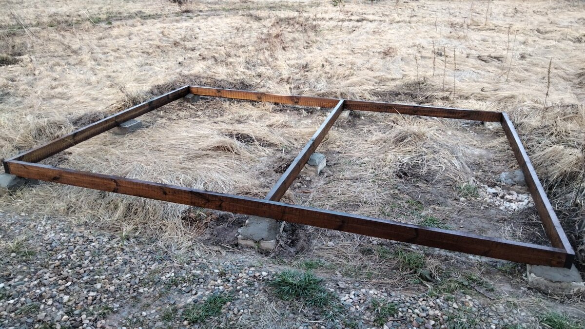 Выставил основание для будущего сарайчика-веранды.