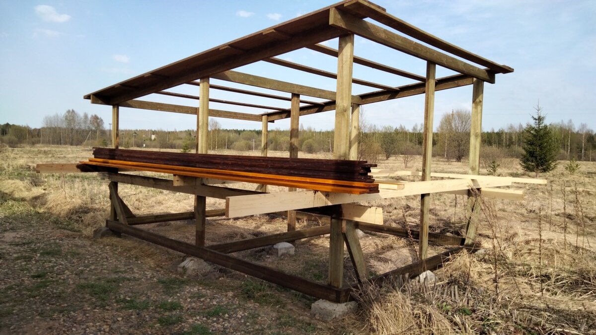 Установил каркас и начал подготовку досок для крыши.