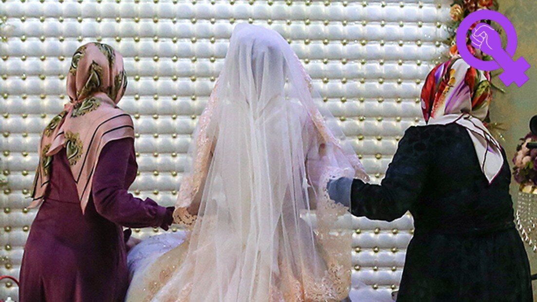 Невесту ведут стоять статуей весь день её свадьбы. 