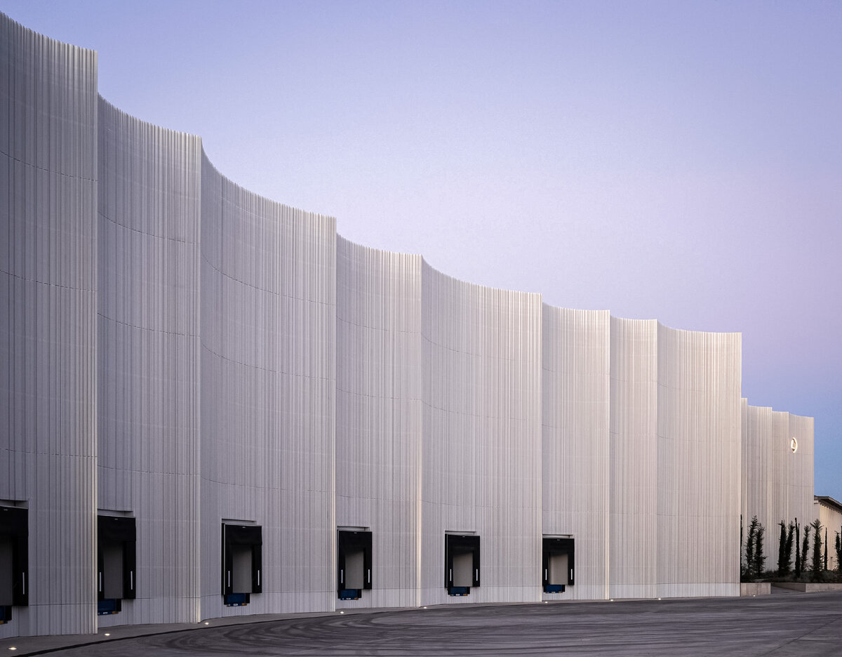 Project: Warehouse Logistics | Center Architecture: System Arquitectura | Photo: Fernando Alda | Geo: Málaga, ES