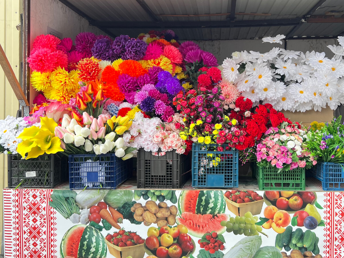 Искусственные цветы на рынке