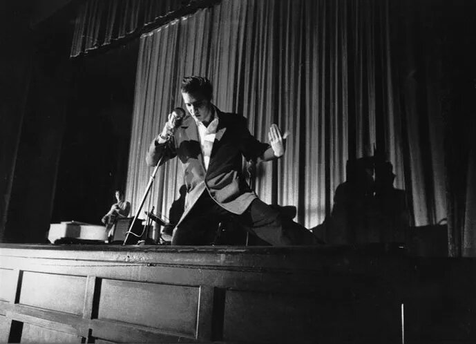 фото: https://www.jacksonville.com/picture-gallery/news/history/2021/09/28/photos-elvis-presley-florida-theatre-jacksonville-1956/7726588002/