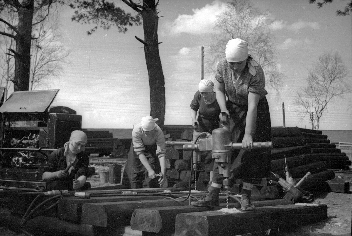 1930-е. Строительство железной дороги в районе Вязьмы. Сверловка шпал