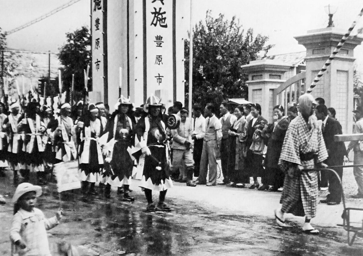 Южно-Сахалинск — это бывший японский город Тоёхара. На фото — торжественное шествие в честь дня города, 1937 год