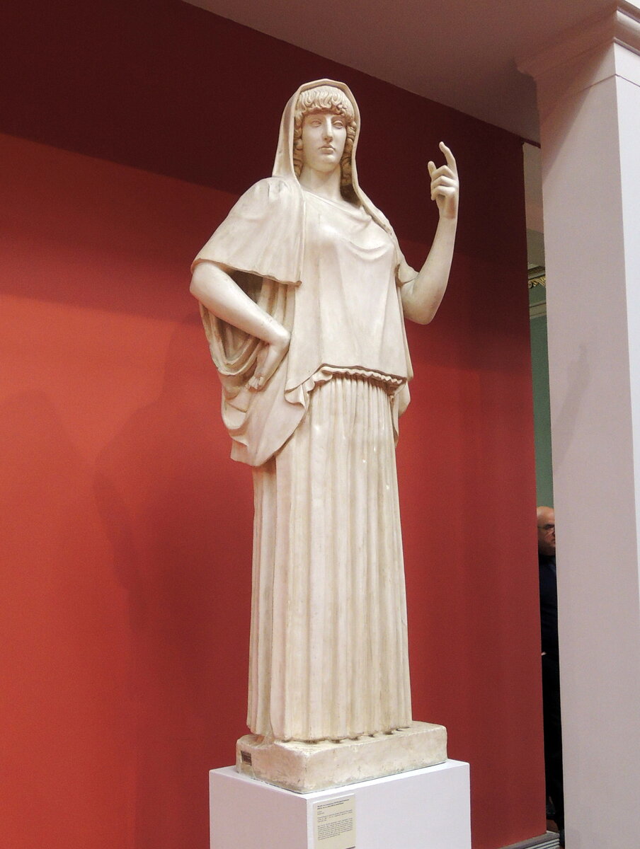 Мраморная скульптура Гестии, богини семейного очага и жертвенного огня в древнегреческой мифологии. Римская копия греческой бронзы неизвестного автора, датируемая около 470 года до н. э., в настоящее находится в коллекции Музея Торлония[it] в Риме. 