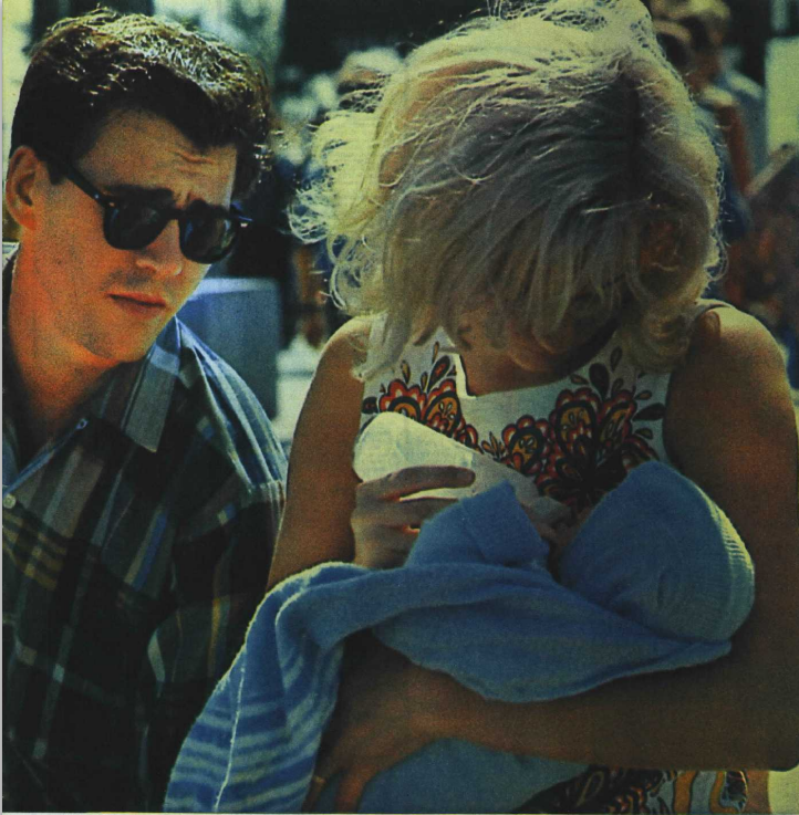 Журнал "Смена", 1968, №16. семейные заботы. Фото Э. Песова