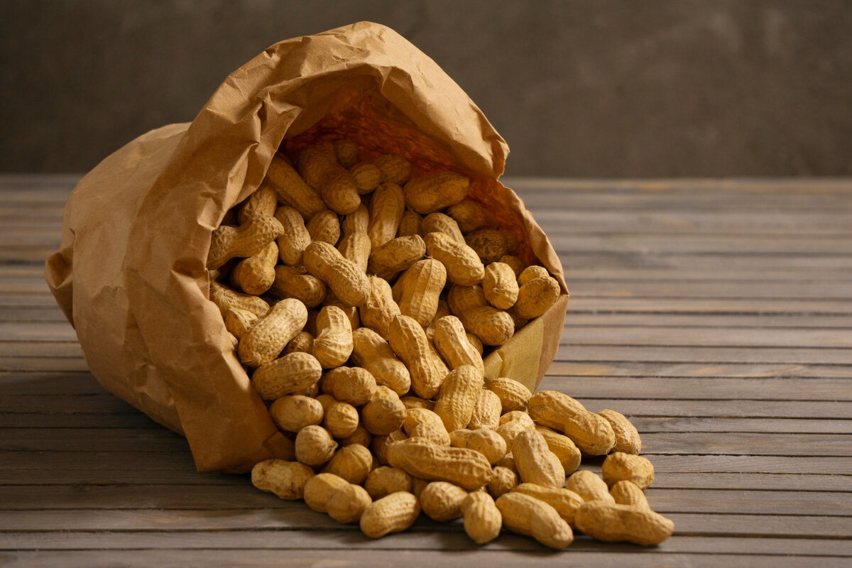 Арахис — один из самых популярных и доступных видов орехов. В нём много витаминов, минералов. Правда, и калорий тоже немало — 567 ккал на 100 граммов.