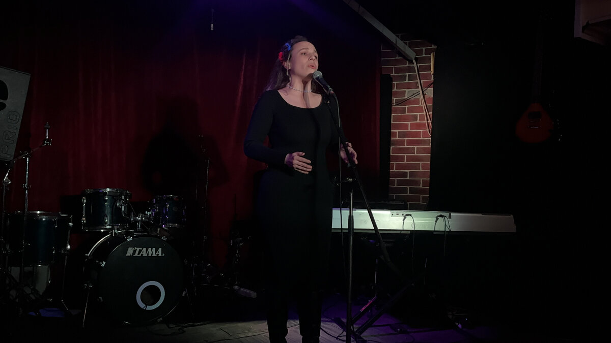 девушка поет на концерте