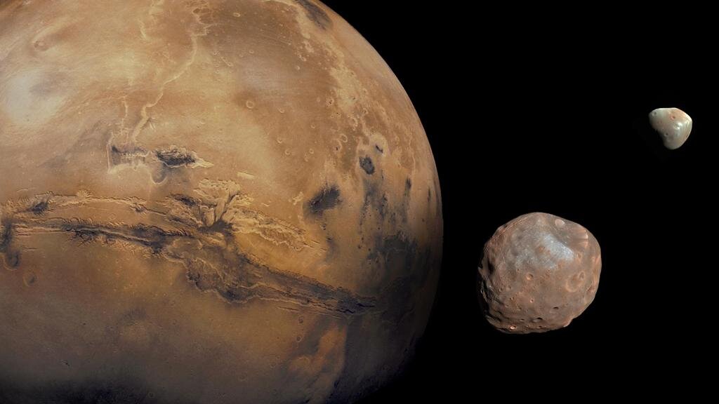 Марс и его спутники – Фобос и Деймос. Источник: NASA/JPL-Caltech/GSFC/Univ. of Arizona